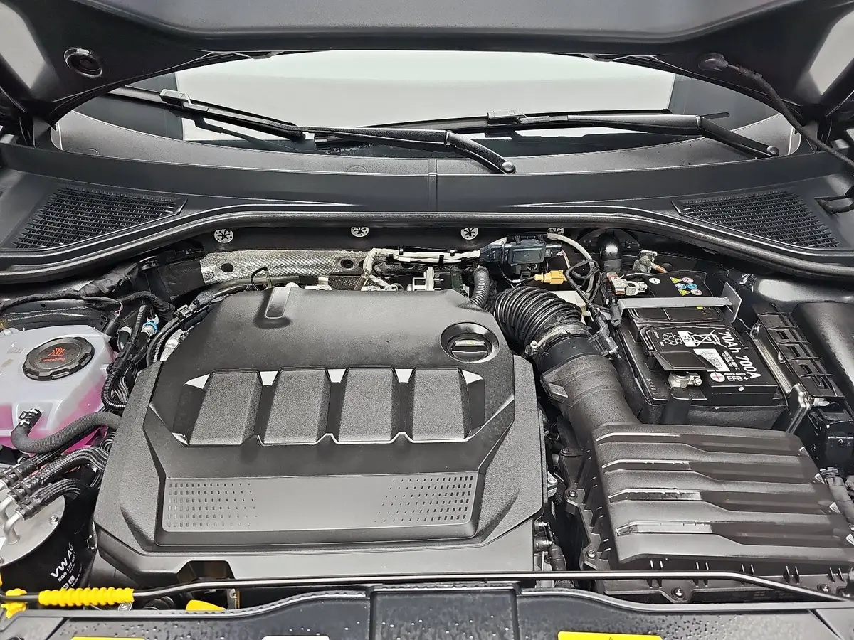 VW T-ROC 2.0 TDI DSG R-LINE NAVI LED MATRIX PANO ACC DCC AH