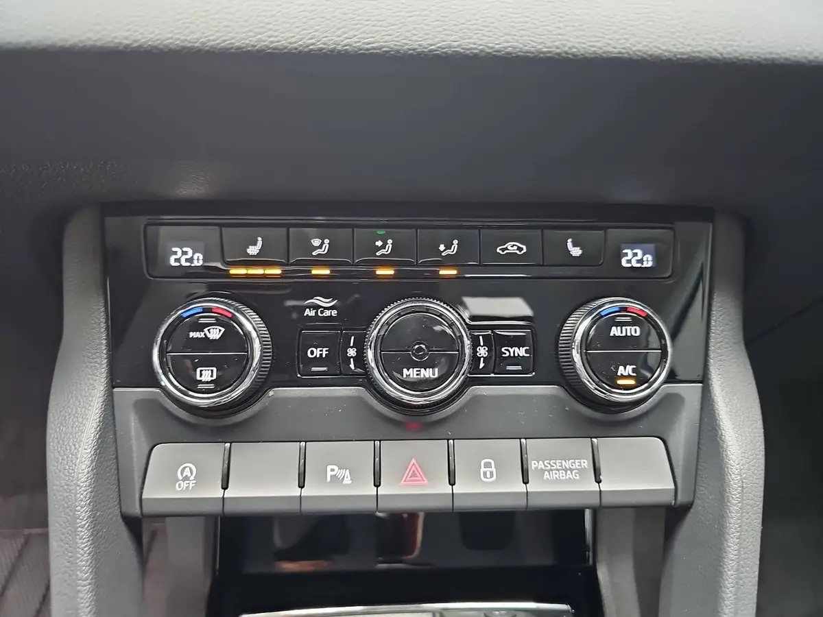 SKODA KAROQ 1.5 TSI DSG 130 JAHRE LED KLIMAAUTO SMARTLINK PDC 