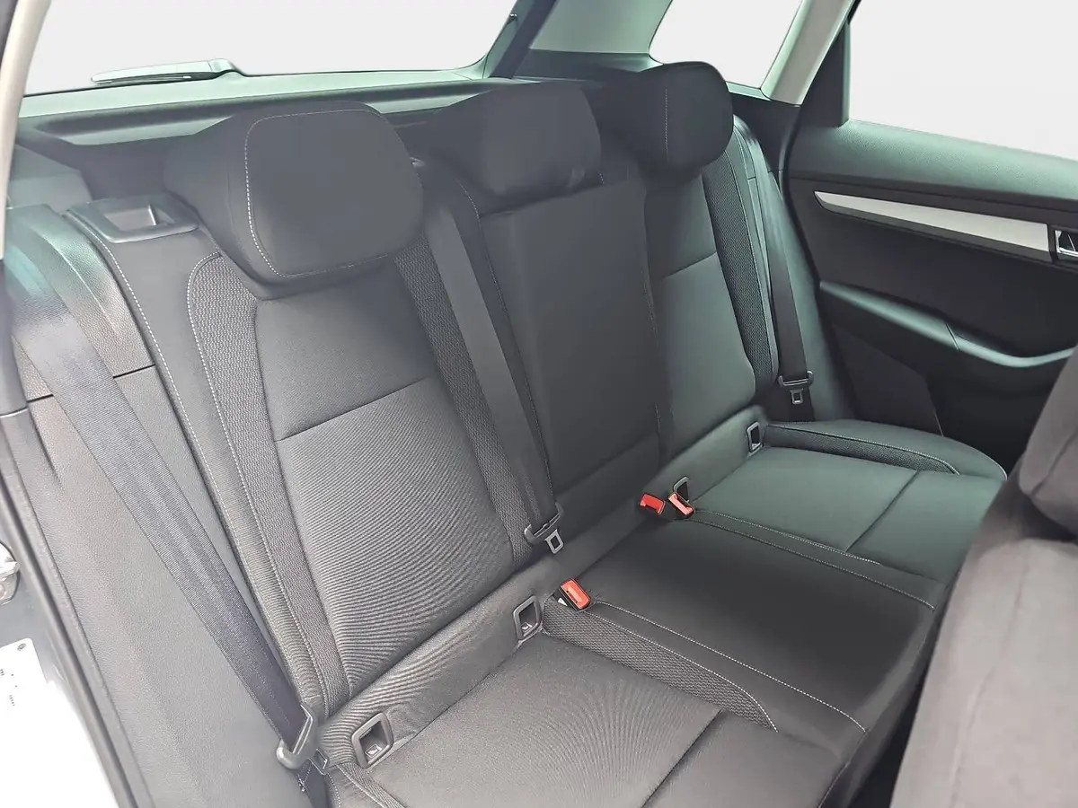 SKODA KAROQ 1.5 TSI DSG SELECTION LED ACC AHK