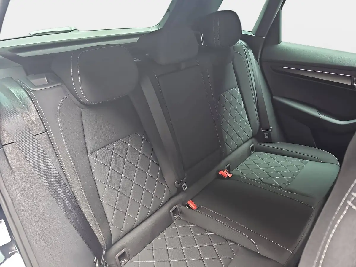 SKODA KAROQ 2.0 TDI DSG SPORTLINE 4X4 PANO AHK