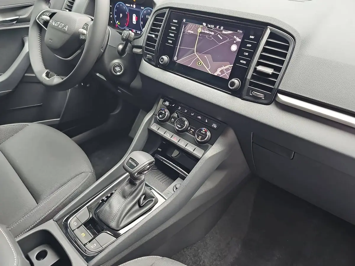 SKODA KAROQ 1.5 TSI DSG SELECTION LED ACC AHK