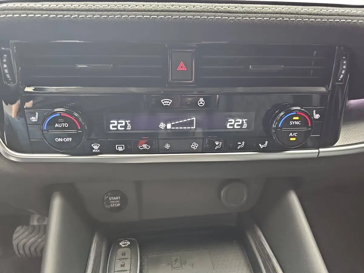 NISSAN QASHQAI 1.3 DIG-T MHEV AUTO. TEKNA PREMIUM PAKET 2-FARBEN