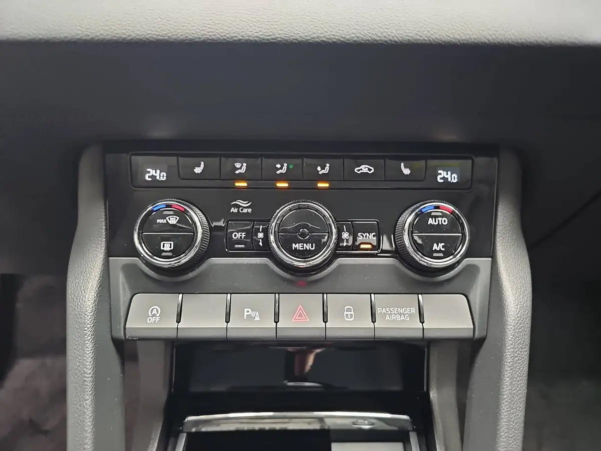 SKODA KAROQ 2.0 TDI DSG DRIVE NAVI LED AHK LM