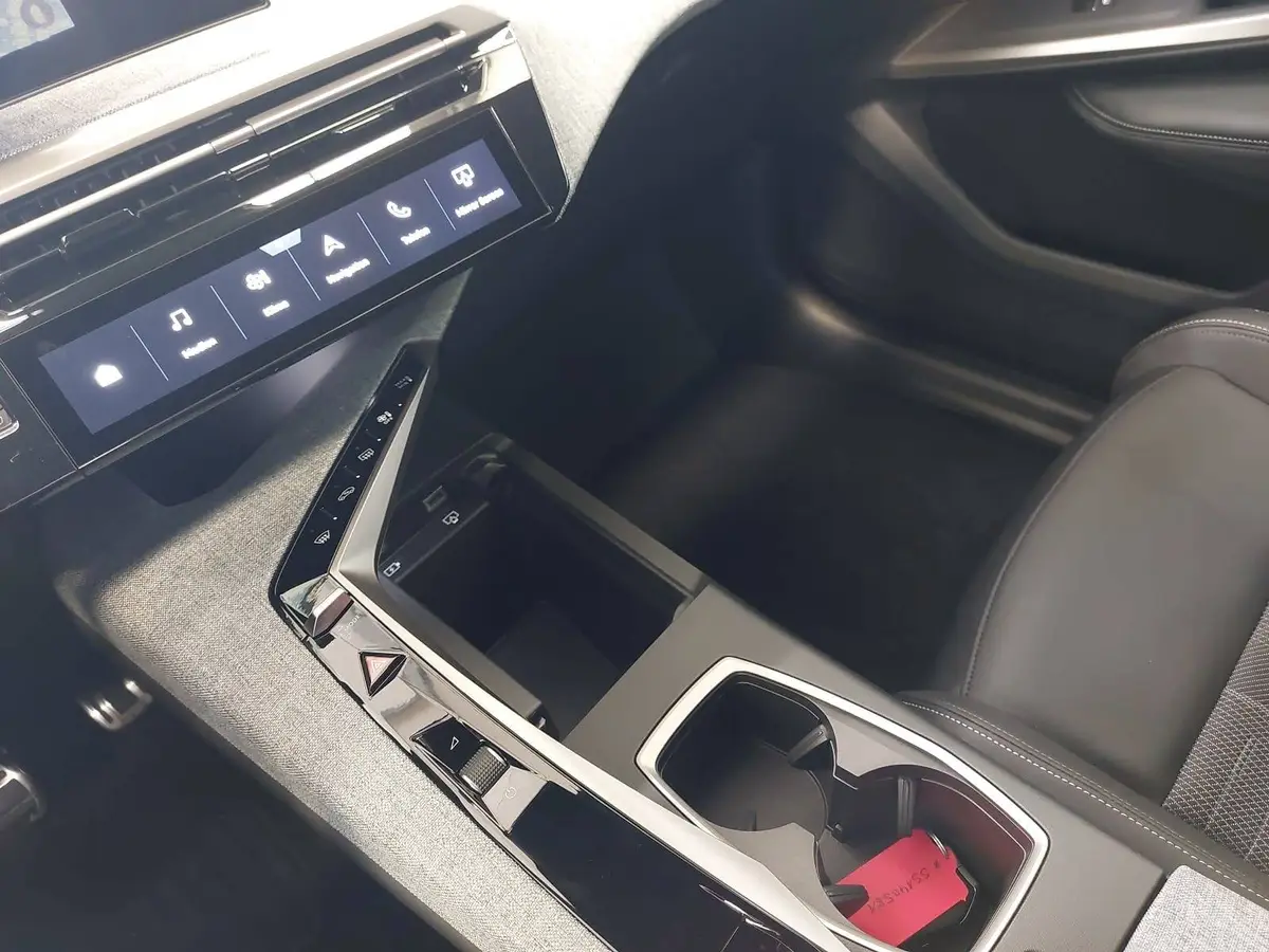 PEUGEOT 3008 1.2 HYBRID 145 E-DSC6 GT NAVI KLIMA LED AHK LM19