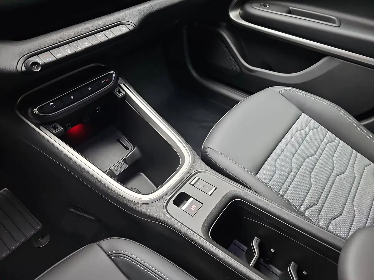 JEEP AVENGER 1.2 E-HYBRID T3 DCT 4XE OVERLAND MJ26 INFOTAINMENT & KOMFORTPAKET