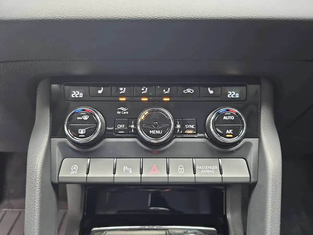 SKODA KAROQ 1.5 TSI DSG 130 JAHRE LED KAMERA AHK