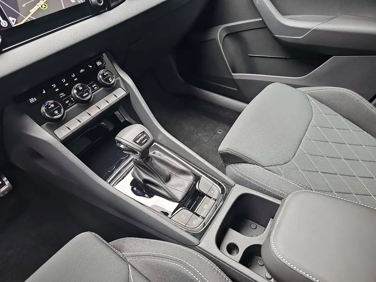 SKODA KAROQ 2.0 TSI DSG SPORTLINE 4X4 AHK PANO