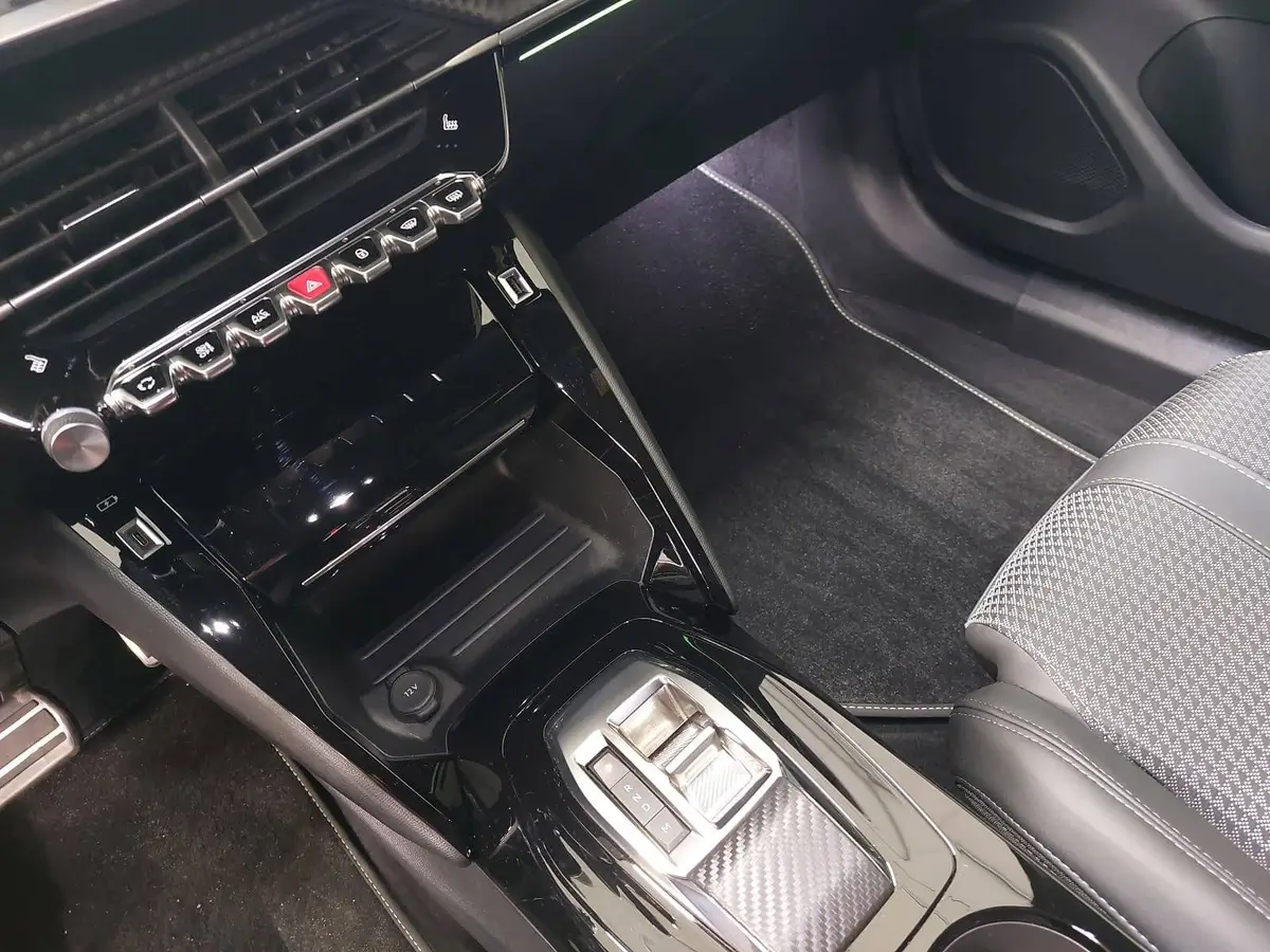 PEUGEOT 2008 1.2 PURETECH GT AHK ACC P-ASSIST