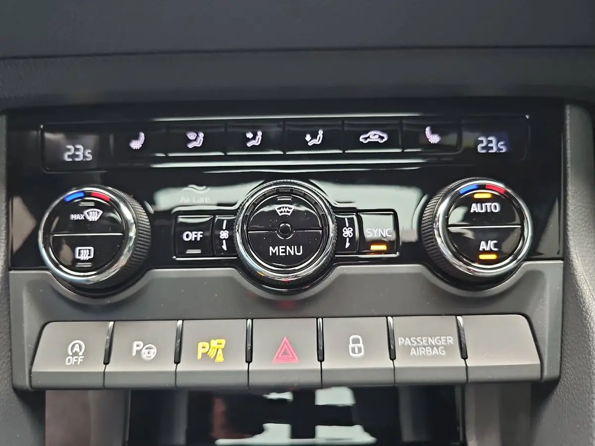 SKODA KAROQ 1.5 TSI DSG SPORTLINE NAVI LED-MATRIX PANO CANTON