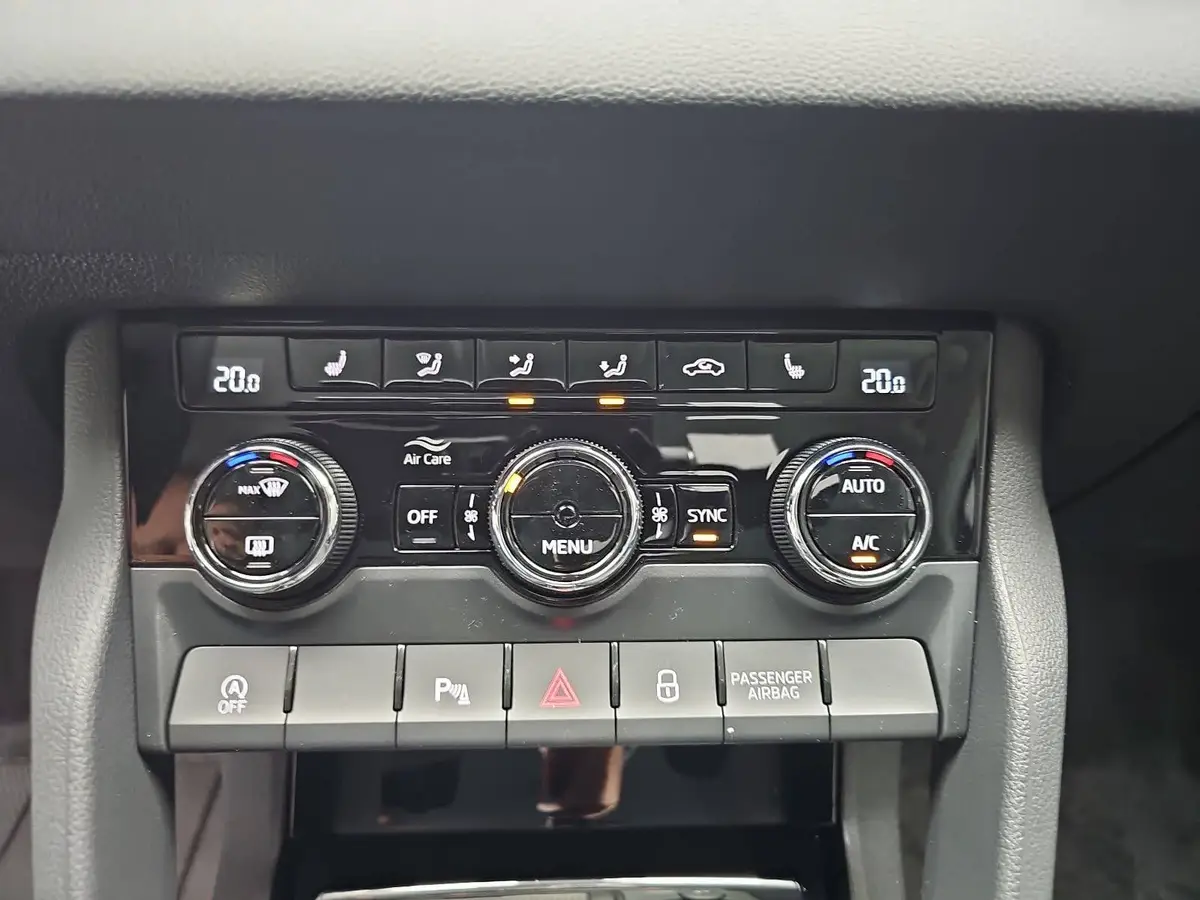 SKODA KAROQ 1.5 TSI DSG LED KAMERA PDC AHK LM