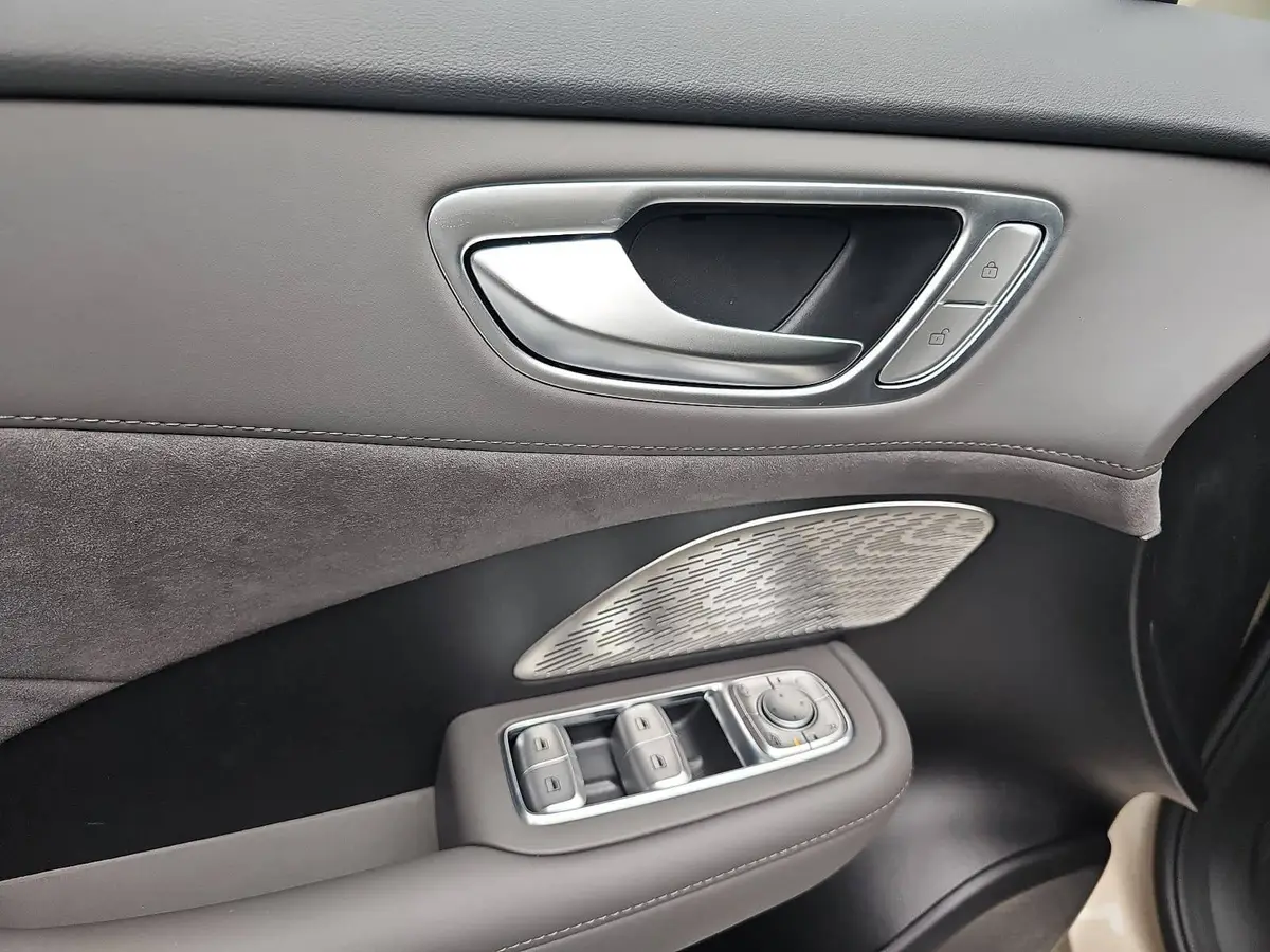 MG ANDERE FÖRDERFÄHIG EV 77 KWH LUXURY PANORAMA LEDER 20-ZOLL