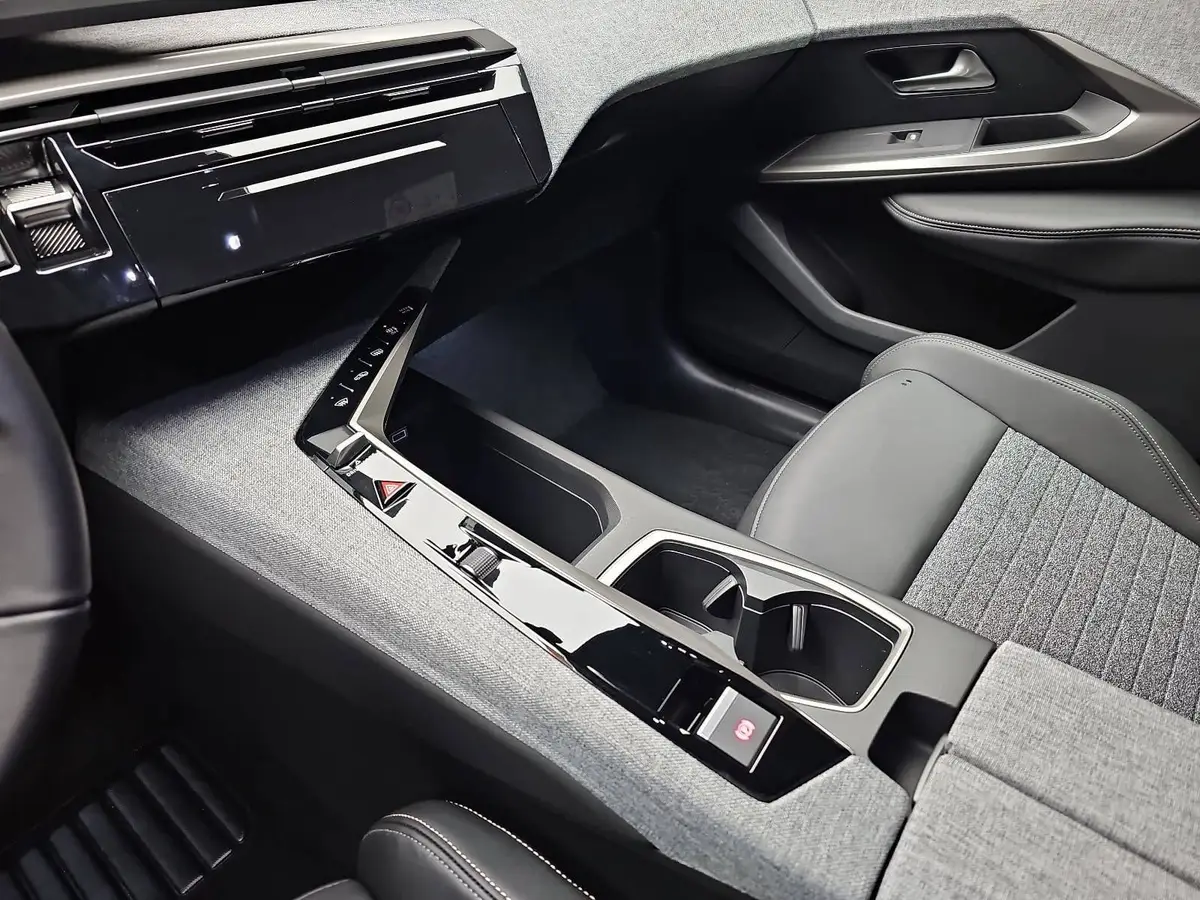 PEUGEOT 3008 1.2 HYBRID 145 E-DSC6 ALLURE LED DAB WINTER AHK LM