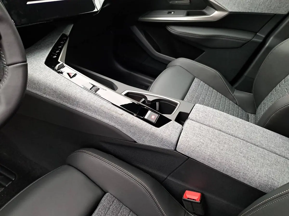 PEUGEOT 3008 1.2 HYBRID 145 E-DSC6 ALLURE LED DAB WINTER AHK LM