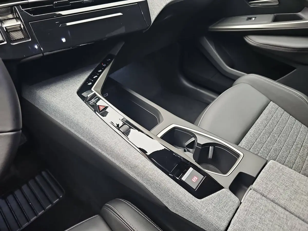 PEUGEOT 3008 1.2 HYBRID 145 E-DSC6 ALLURE LED WINTER AHK LM