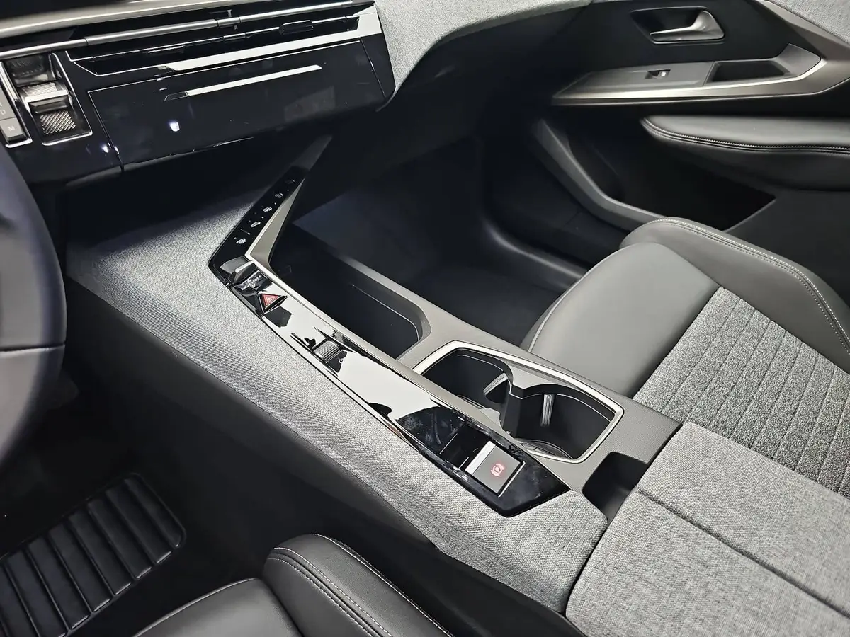 PEUGEOT 5008 1.2 HYBRID 145 E-DSC6 ALLURE KLIMA LED 7-S DAB 360