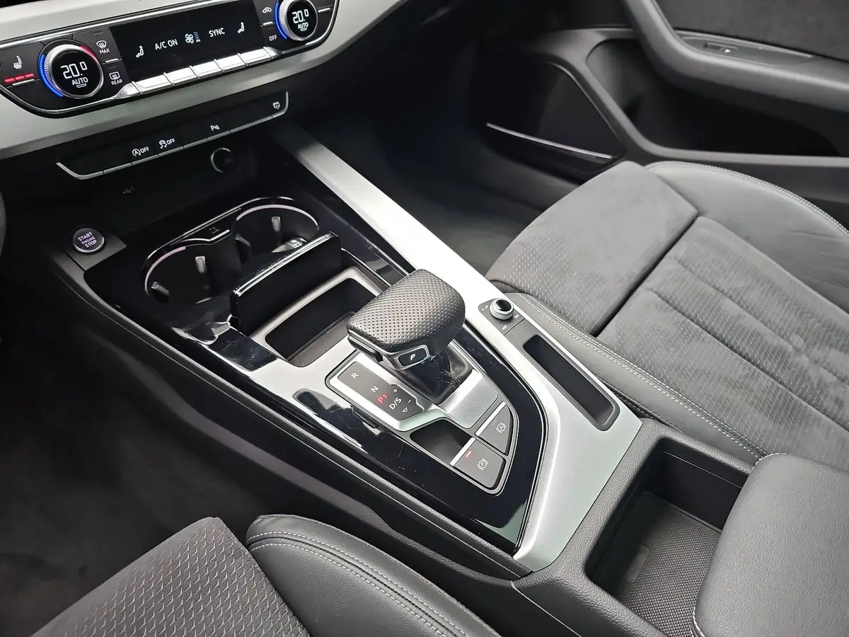 AUDI A4 AVANT 30 TDI S-TRONIC S LINE NAVI LED PANO BLACK-L