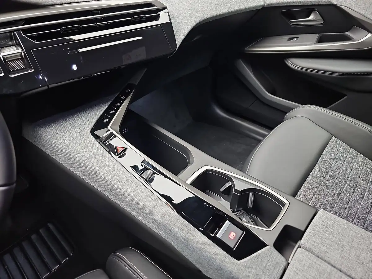 PEUGEOT 3008 1.2 HYBRID 145 E-DSC6 ALLURE LED DAB WINTER AHK LM