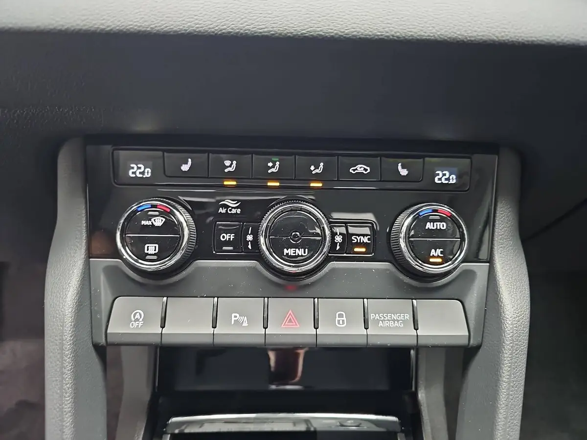 SKODA KAROQ 1.5 TSI DSG SELECTION LED AHK LM