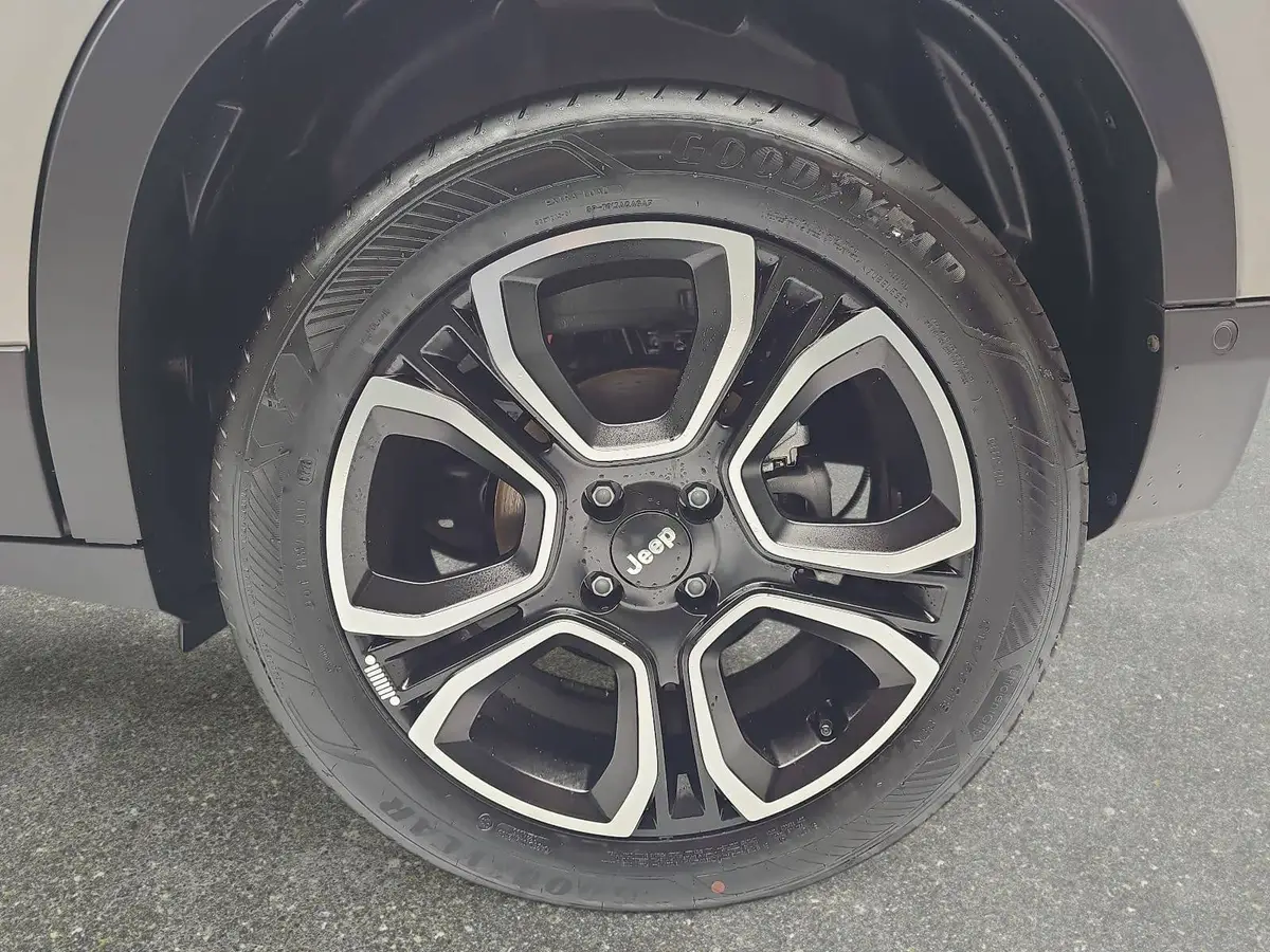 JEEP AVENGER FÖRDERFÄHIG ELEKTRO SUMMIT MJ26 LEDERSITZE INFOTAINMENT & KOMFORTPAKET