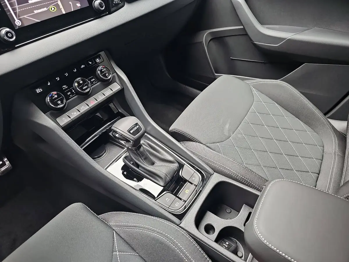 SKODA KAROQ 1.5 TSI DSG SPORTLINE NAVI LED-MATRIX PANO CANTON