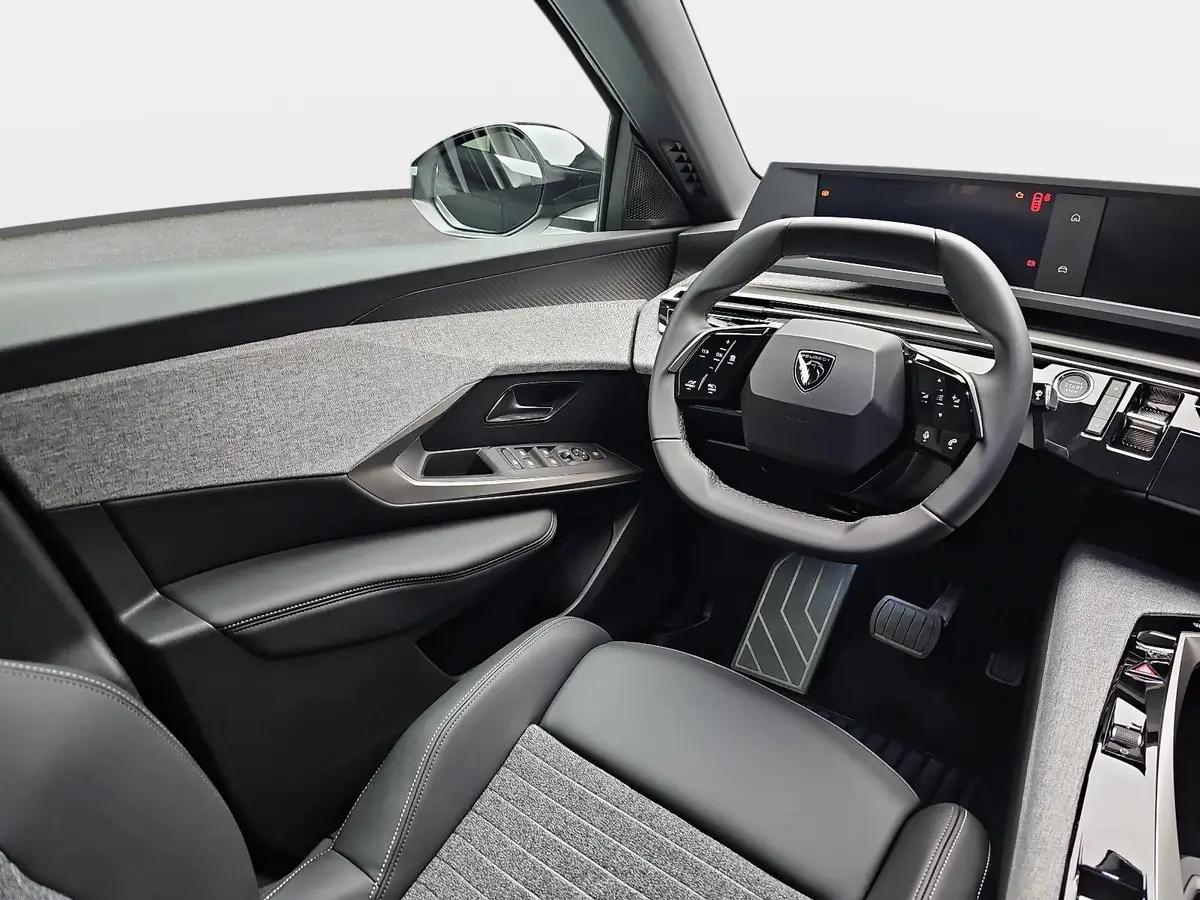 PEUGEOT 5008 1.2 HYBRID 145 E-DSC6 ALLURE KLIMA LED 7-S DAB 360