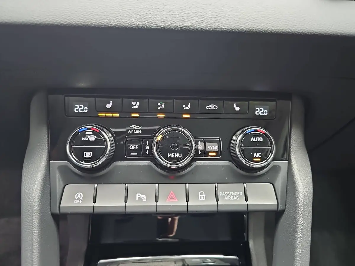 SKODA KAROQ 1.5 TSI DSG SELECTION LED ACC AHK