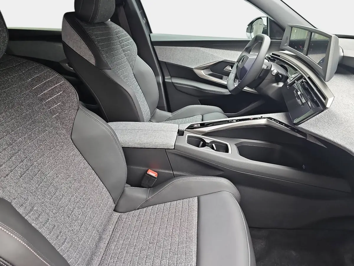 PEUGEOT 5008 1.2 HYBRID 145 E-DSC6 ALLURE KLIMA LED 7-S DAB 360