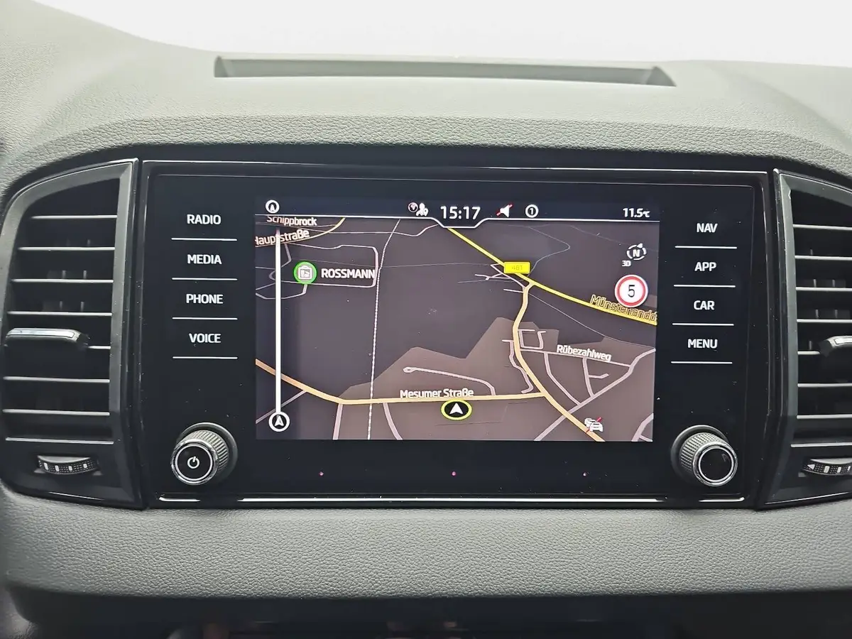 SKODA KAROQ 1.5 TSI DSG SELECTION LED ACC AHK
