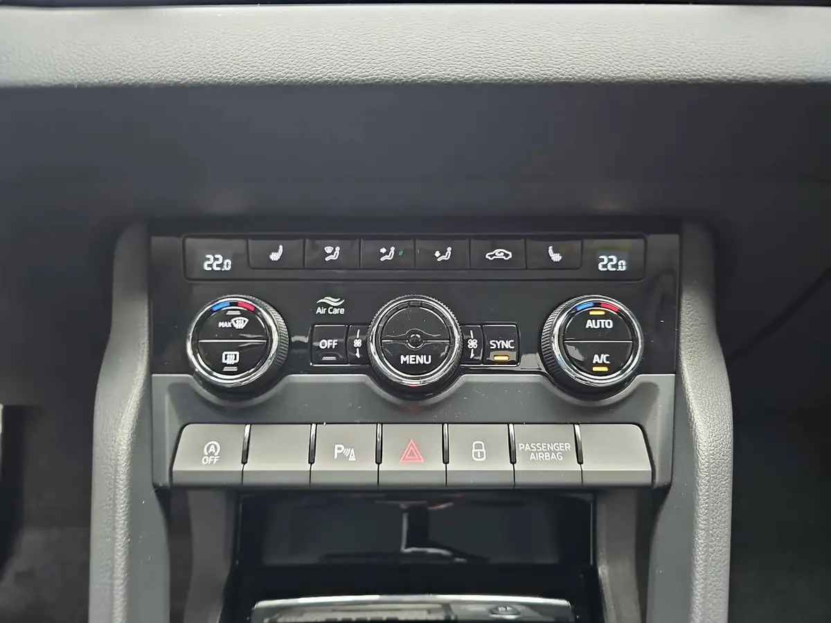 SKODA KAROQ 2.0 TDI DSG DRIVE NAVI LED AHK LM