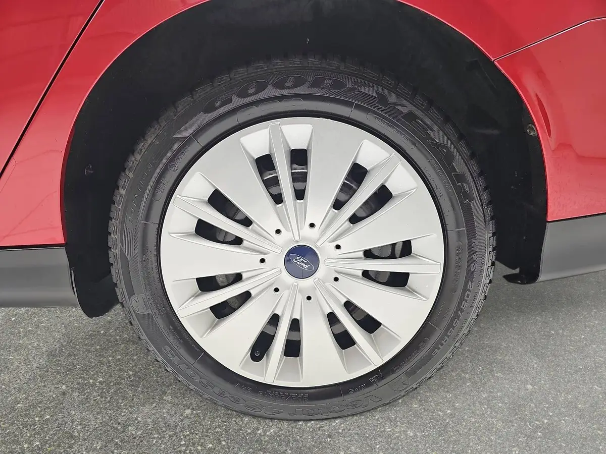 FORD FOCUS 1.0 EB BUSINESS NAVI GRA WINTER P-ASSIST AHK