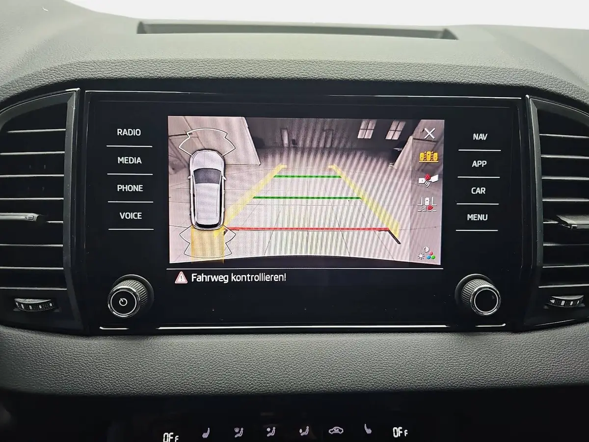 SKODA KAROQ 1.5 TSI DSG SELECTION LED ACC AHK