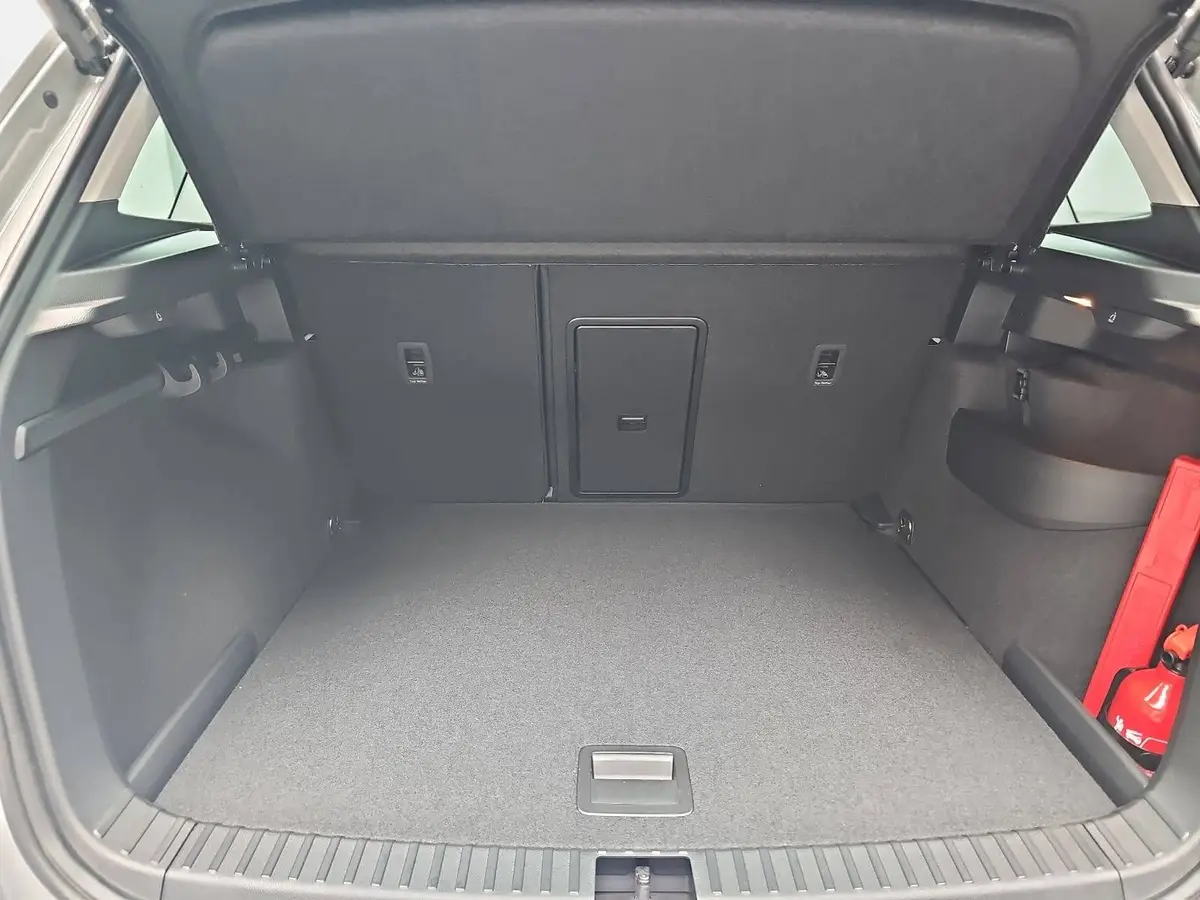 SKODA KAROQ 1.5 TSI DSG SELECTION LED ACC AHK