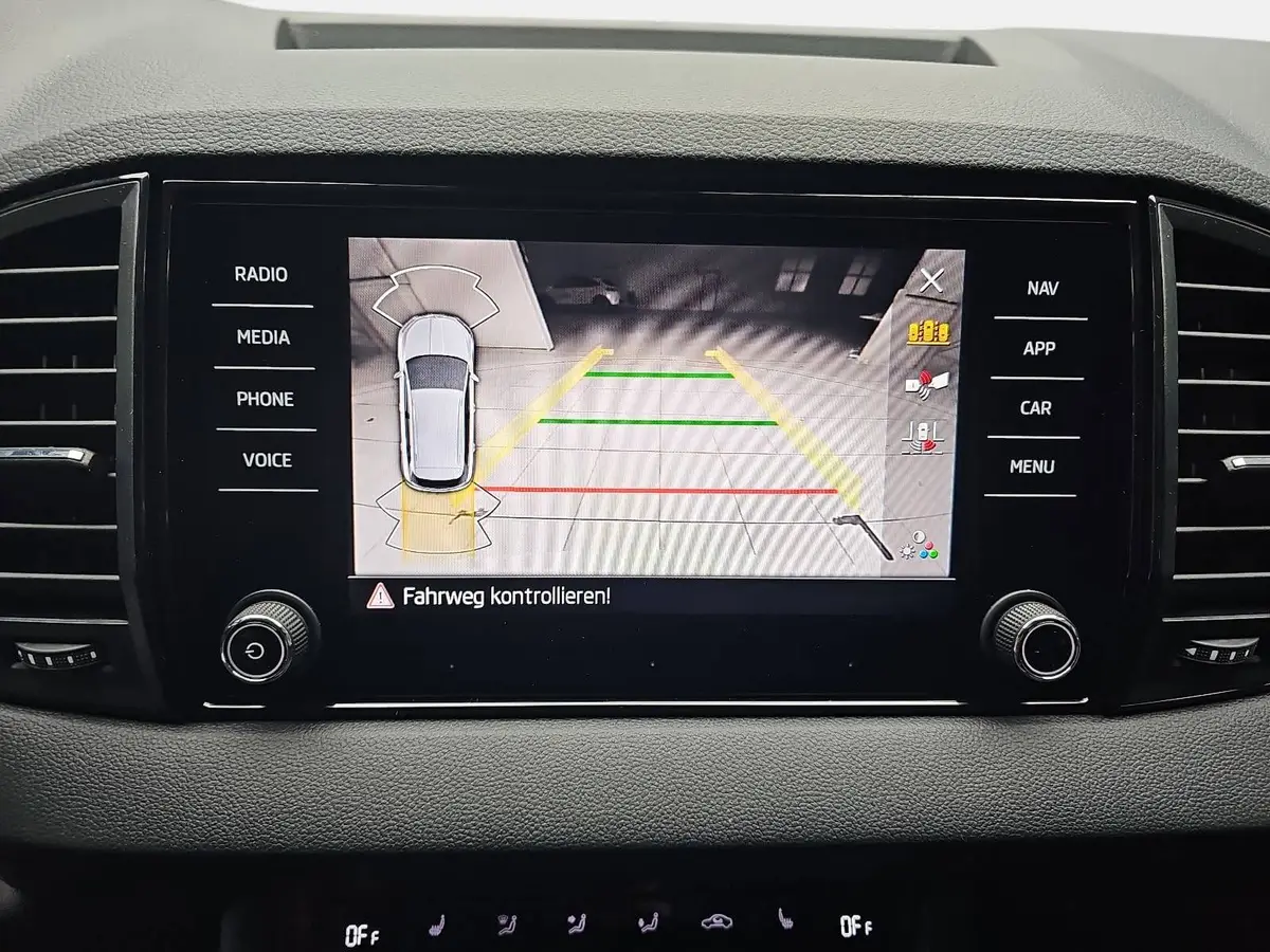 SKODA KAROQ 1.5 TSI DSG 130 JAHRE LED KAMERA AHK