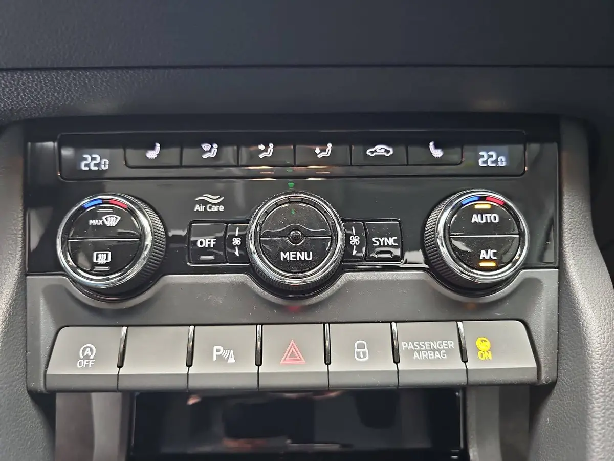 SKODA KAROQ 1.5 TSI DSG SELECTION LED ACC AHK