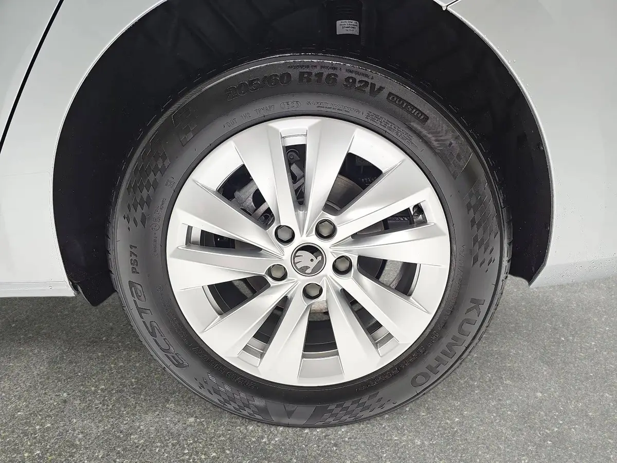 SKODA OCTAVIA COMBI 1.5 TSI DSG 130 JAHRE KLIMAAUTO LED SMARTLINK KAME