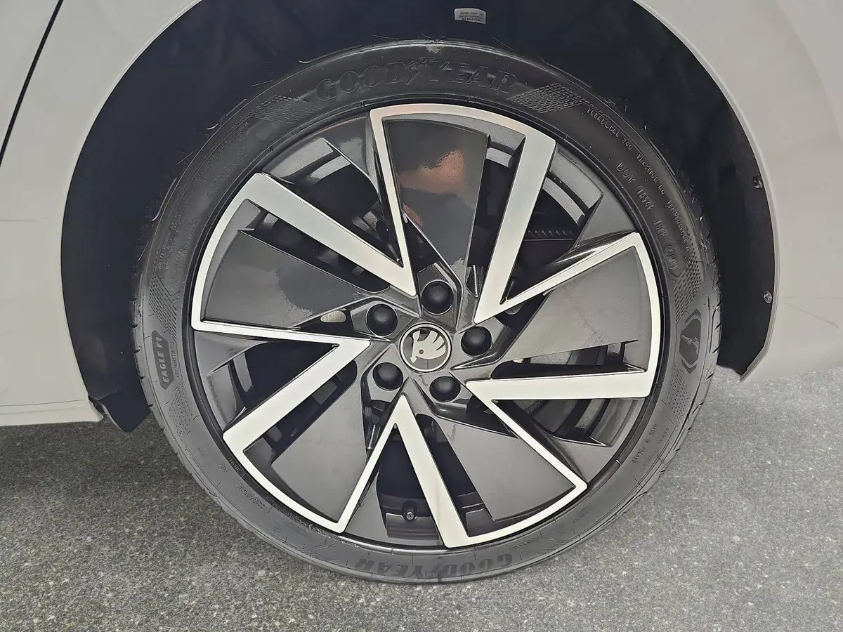SKODA OCTAVIA COMBI 2.0 TDI DSG SPORTLINE NAVI LED