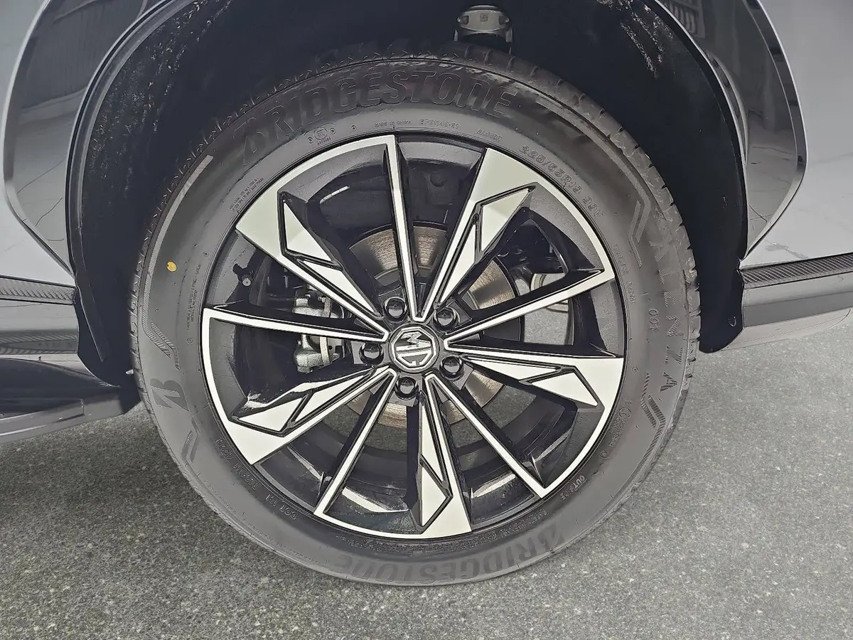 MG HS 1.5 PLUG-IN-HYBRID MY25.5 LUXURY LEDER 360-GRAD-KAMERA 19-ZOLL-LM