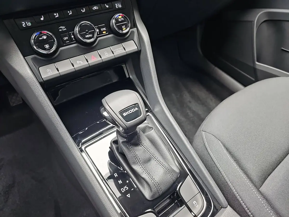 SKODA KAROQ 1.5 TSI DSG SELECTION LED ACC AHK