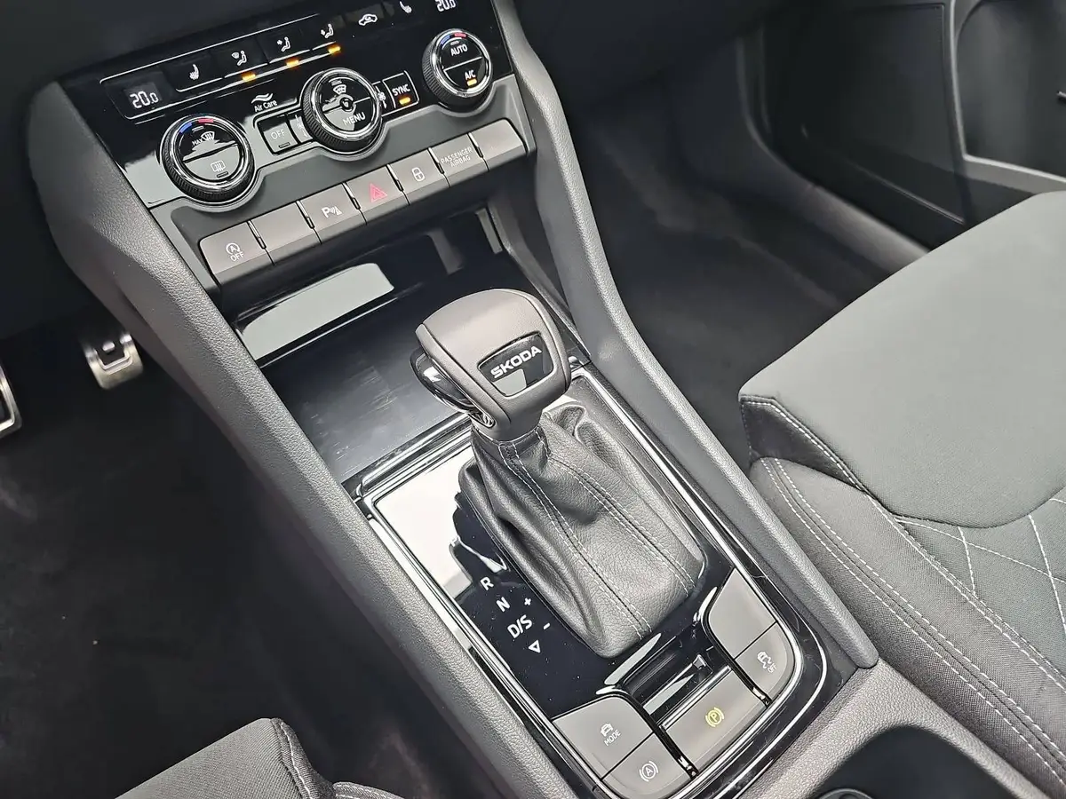 SKODA KAROQ 2.0 TDI DSG SPORTLINE AHK ACC PANO