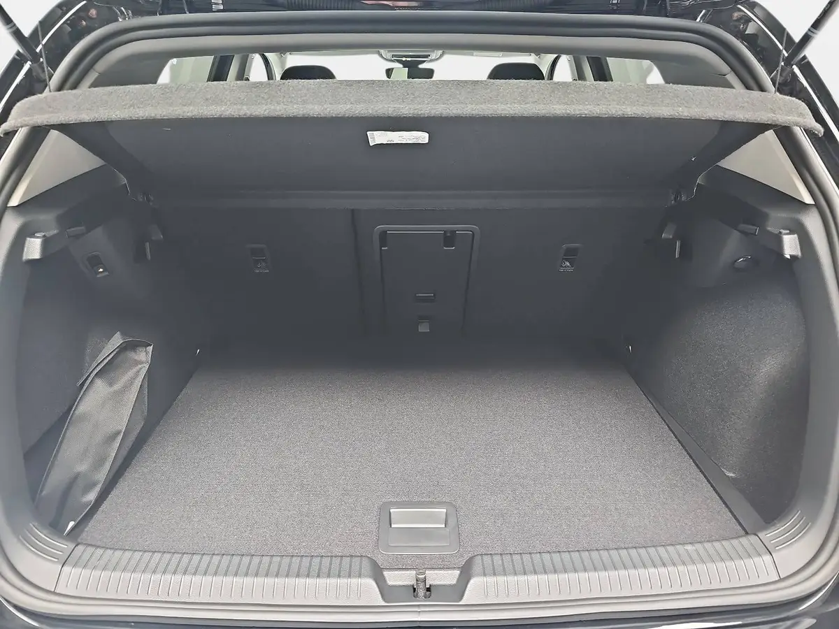 VW GOLF VIII 1.5 TSI LIFE LED ACC KAMERA AHK LM17