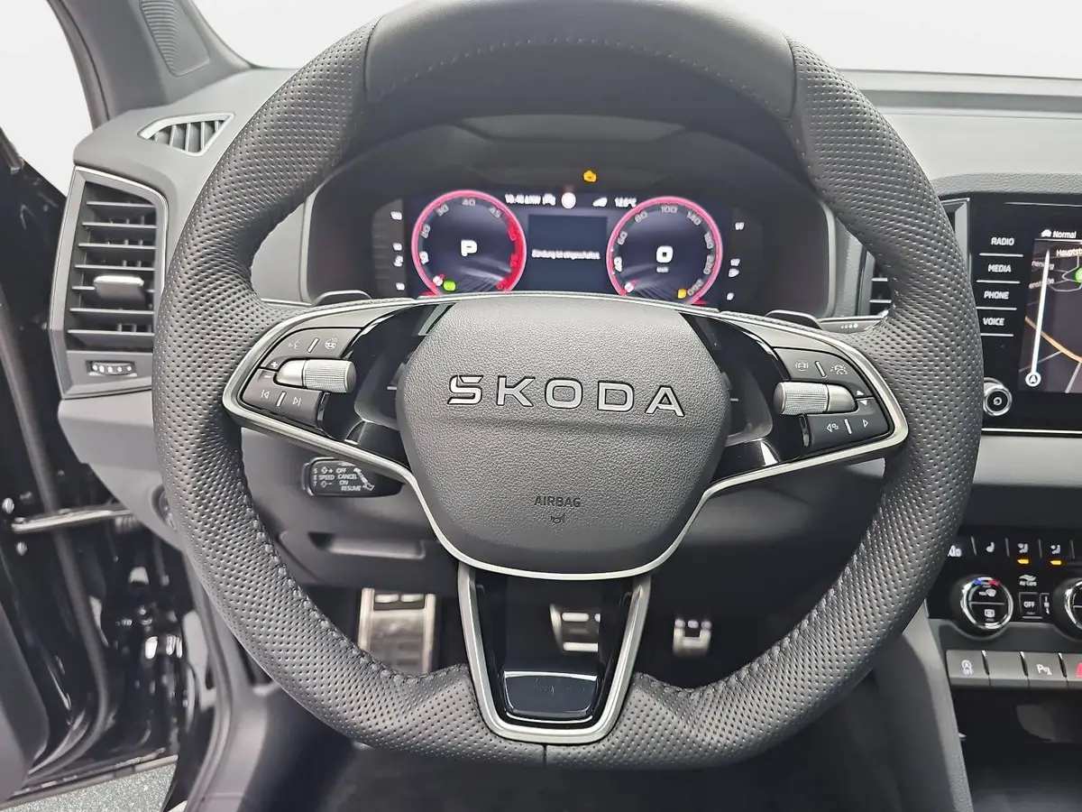 SKODA KAROQ 2.0 TDI DSG SPORTLINE AHK ACC PANO