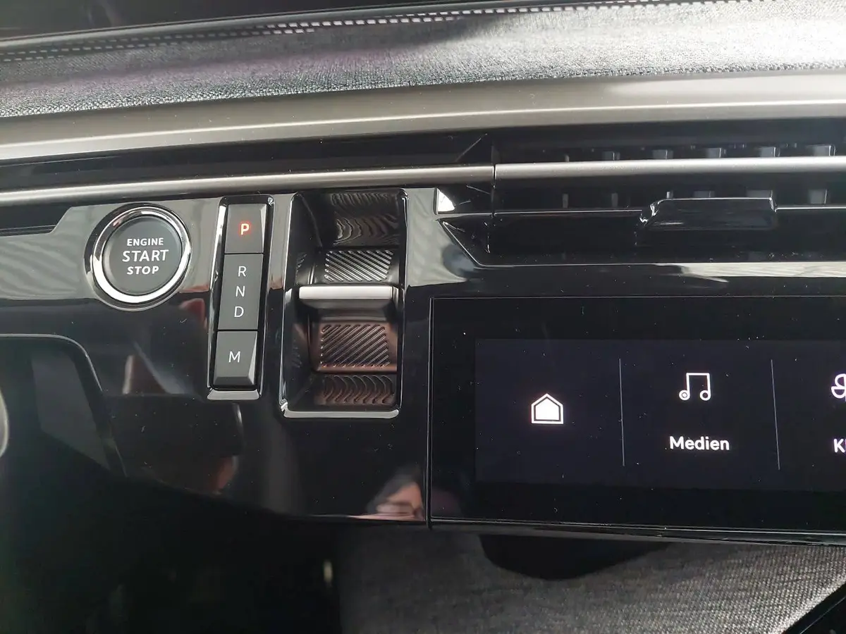 PEUGEOT 3008 1.2 HYBRID 145 E-DSC6 GT NAVI KLIMA LED AHK LM19