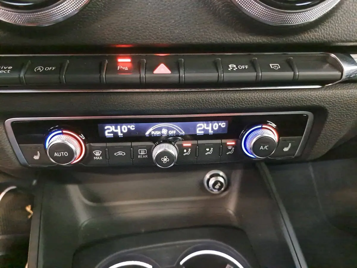 AUDI A3 35 TFSI DSG SPORTBACK LED PDC LM18