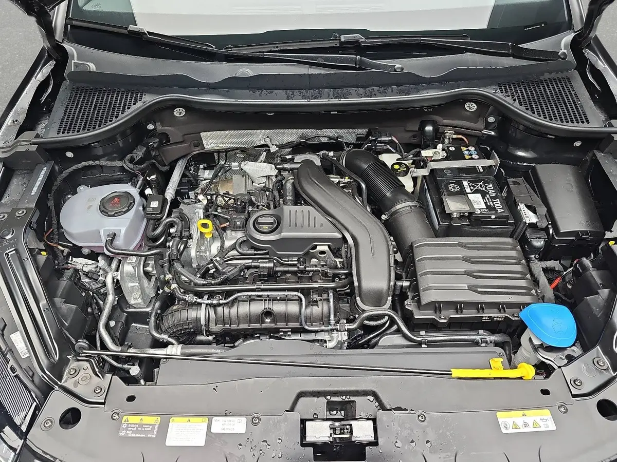 SKODA KAROQ 1.5 TSI DSG SPORTLINE NAVI LED PANO ACC WINTER KAM