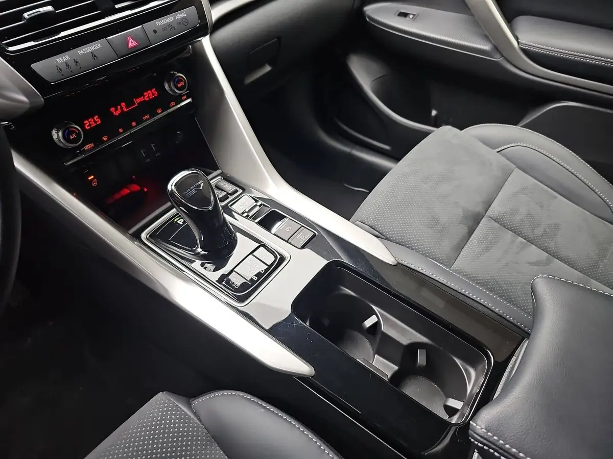 MITSUBISHI ECLIPSE CROSS 2.4 MIVEC PHEV CVT SELECT NAVI LED STANDH. 360° LM