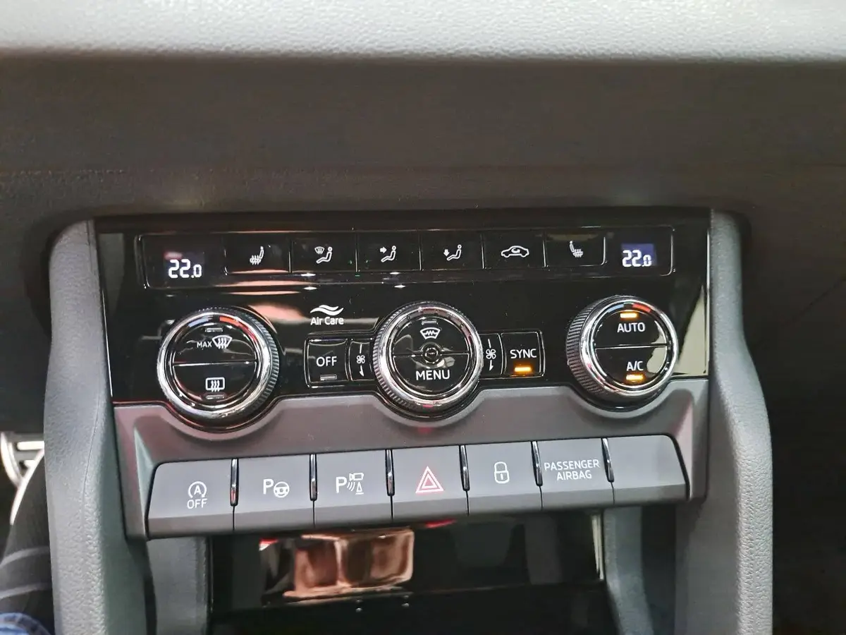 SKODA KAROQ 1.5 TSI DSG SPORTLINE NAVI LED-MATRIX PANO CANTON 