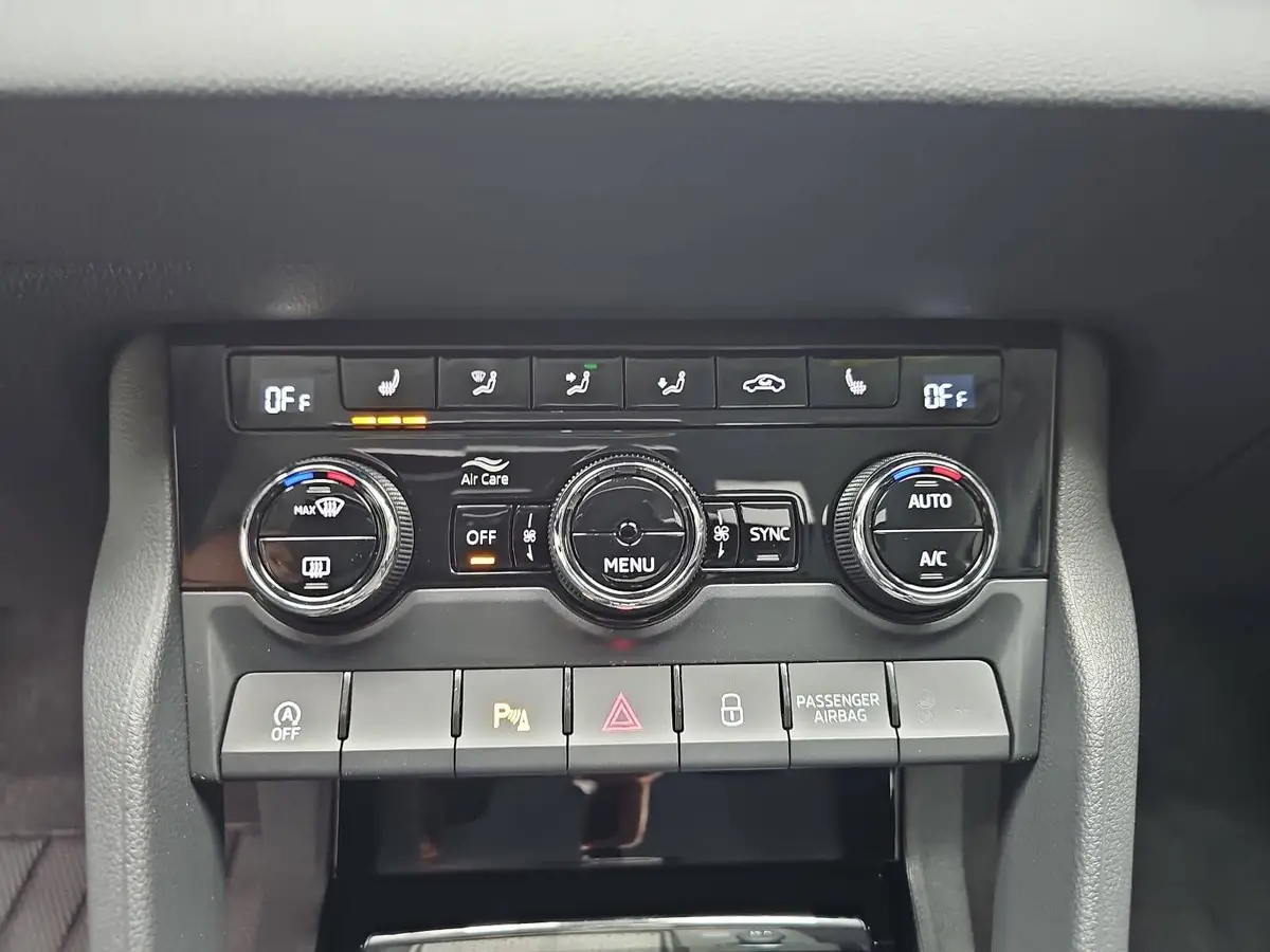 SKODA KAROQ 1.5 TSI DSG 130 JAHRE LED DAB WINTER EL.HECKKL.