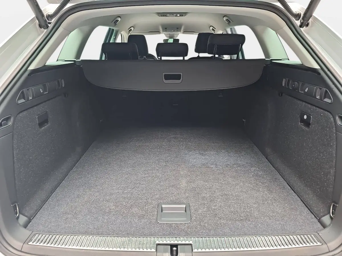 SKODA SUPERB COMBI 2.0 TDI DSG STYLE NAVI LED LM