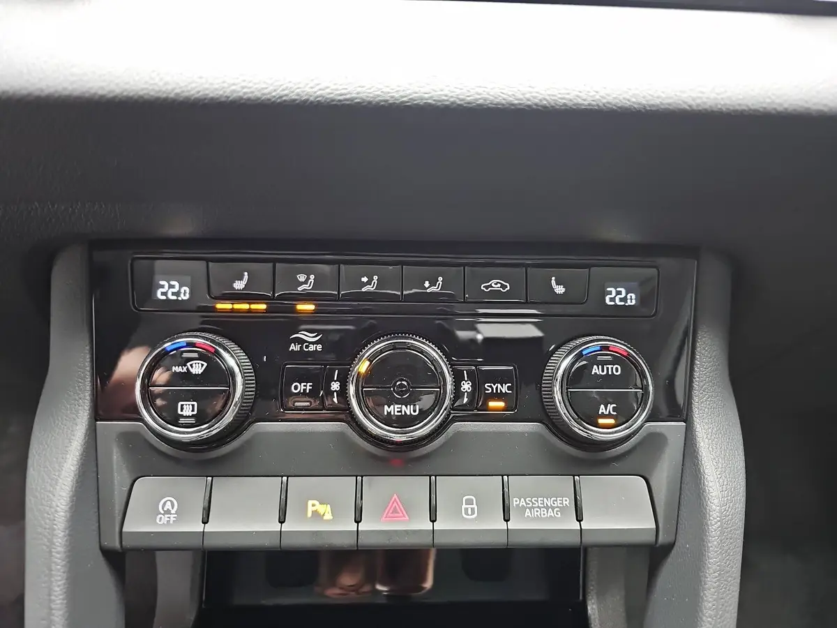 SKODA KAROQ 1.5 TSI DSG SELECTION NAVI LED ACC WINTER KAMERA A