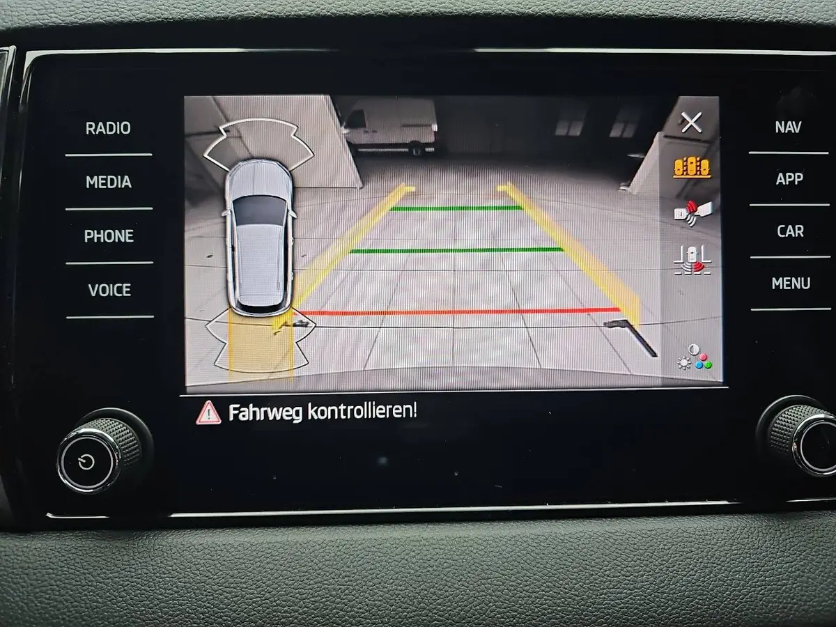 SKODA KAROQ 2.0 TDI DSG DRIVE NAVI LED AHK LM